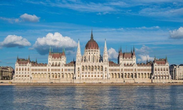 Az Országház 1–5. emeletének felújítása (2019) – hidegburkolási munkák kivitelezése